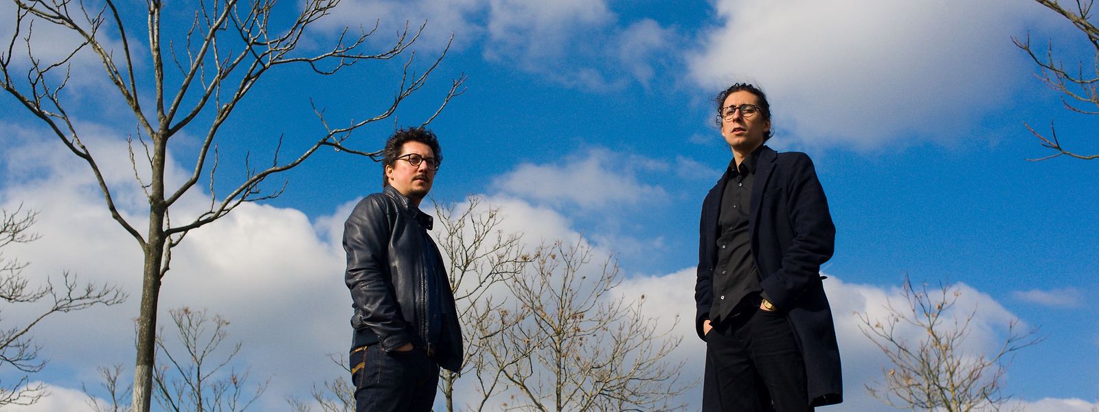 Fabio Godinho, à direita, ao lado do irmão, Marco Godinho, artista plástico.