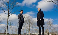 Fabio Godinho, à direita, ao lado do irmão, Marco Godinho, artista plástico.