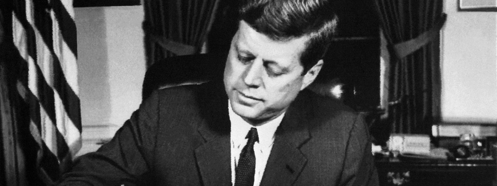 O Presidente Kennedy assina a ordem de bloqueio a Cuba, em 1962. 