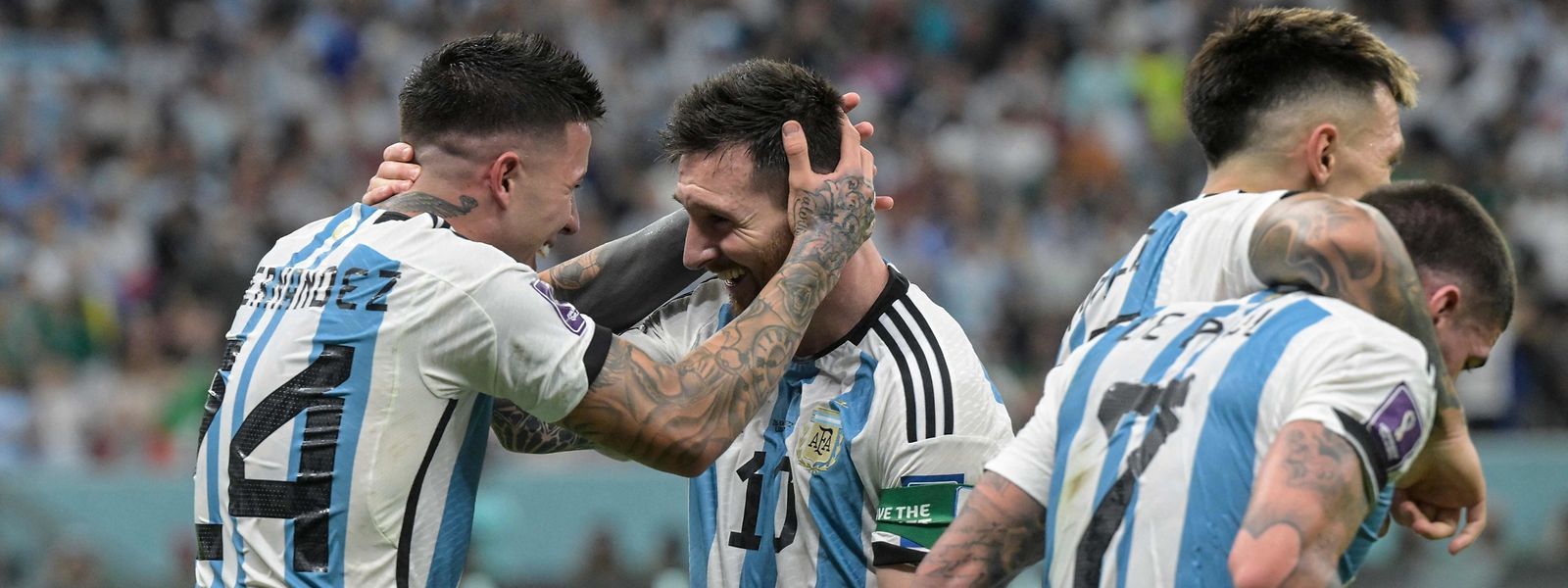 Lionel Messi jubelt mit Enzo Fernandez (l.) über den wichtigen Sieg.