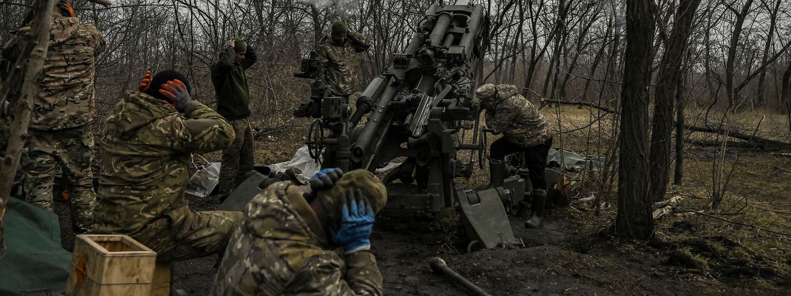 Ukrainische Soldaten feuern nahe Bachmut mit Artilleriegeschossen auf russische Positionen.  