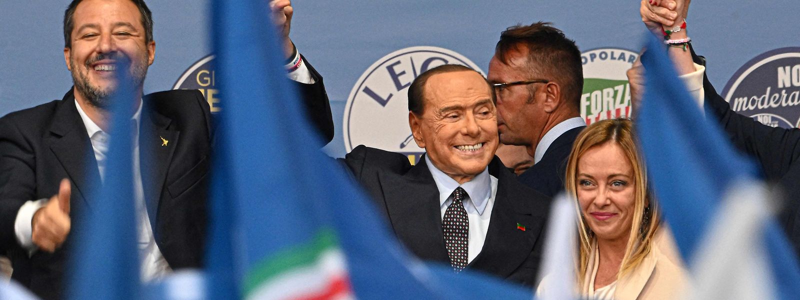Das Rechtsbündnis rund um Matteo Salvini (l.), Silvio Berlusconi (M.) und Giorgia Meloni ist klarer Favorit, nur noch eine Riesenüberraschung kann einen Sieg verhindern.