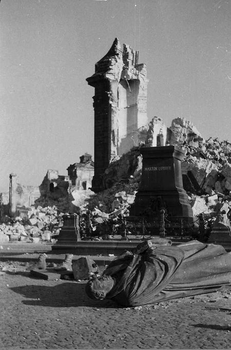 Die Frauenkirche nach der Bombardierung (1945).