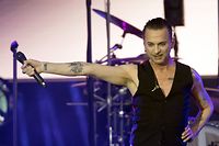 ARCHIV - 23.07.2018, Berlin: Dave Gahan, damaliger Sänger der Band «Depeche Mode», singt während der letzten Konzert-Station der «Global Spirit»-Welttour der Band in der Waldbühne. Gahan feiert am 09.05.2022 seinen 60. Geburtstag. (zu dpa: Mehr als nur der Frontmann von Depeche Mode: Dave Gahan wird 60) Foto: Soeren Stache/dpa +++ dpa-Bildfunk +++