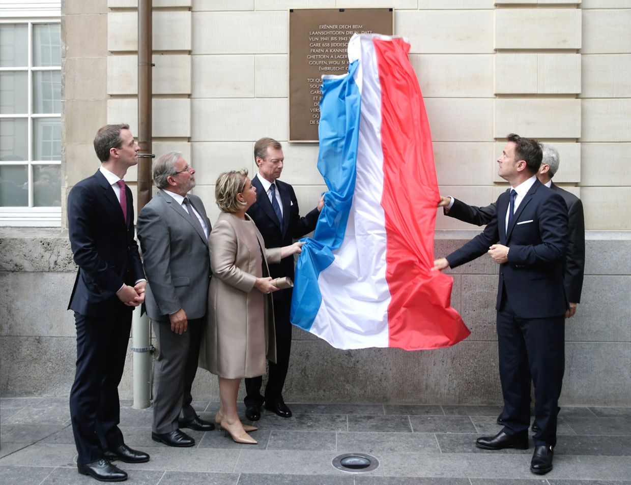 Eine Gedenktafel am Bahnhof erinnert seit Sonntag an die sieben Deportationszüge. 658 Juden wurden zwischen 1941 und 1943 von den Nazis in die Konzentrationslager geschickt. Nur 44 sollten überleben. 