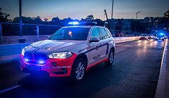 Die Verkehrspolizisten haben Mühe, den flüchtenden Raser einzuholen. Nach acht Kilometern endet die Verfolgungsfahrt, als die Beamten mit ihrem Dienst-SUV verunglücken.