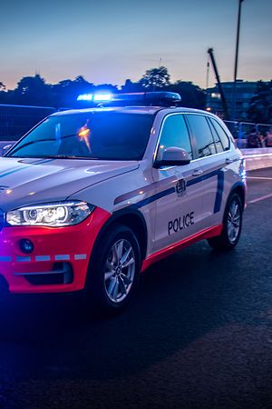 Die Verkehrspolizisten haben Mühe, den flüchtenden Raser einzuholen. Nach acht Kilometern endet die Verfolgungsfahrt, als die Beamten mit ihrem Dienst-SUV verunglücken.