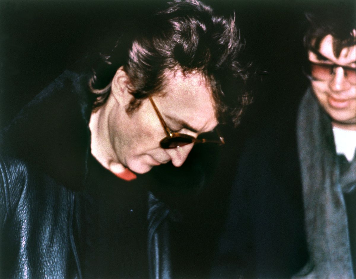 John Lennon signiert sein Album "Double Fantasy" - für seinen späteren Mörder Marc Chapman (r.)