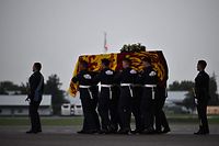 Pallbearers from the Queen's Colour Squadron (63 Squadron RAF Regiment) carry the coffin of Queen Elizabeth II from the C-17 at the Royal Air Force Northolt airport on September 13, 2022, before it is taken to Buckingham Palace, to rest in the Bow Room. - Mourners in Edinburgh filed past the coffin of Queen Elizabeth II through the night, before the monarch's coffin returns to London to Lie in State ahead of her funeral on September 19. (Photo by Ben Stansall / POOL / AFP)