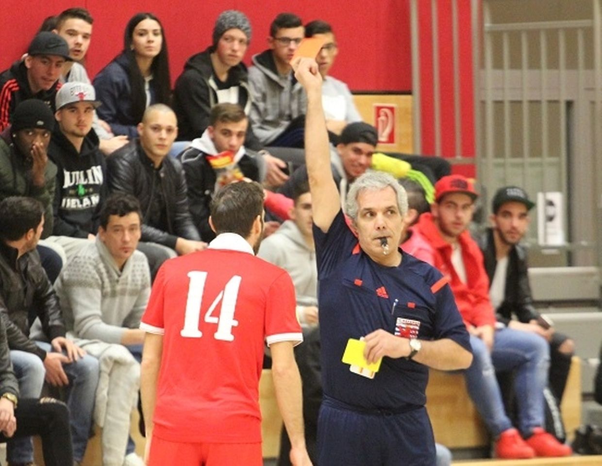 Um cartão vermelho para o FC Diffrdange dado pelo árbitro 