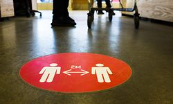 Covid-19, Abstand, 2 meter, Schutz vor dem Coronavirus im Alltag und im Miteinander, Abstand halten, Beschränkung sozialer Kontakte