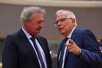 Luxembourg Foreign Minister Jean Asselborn (L) talks with European Union for Foreign Affairs and Security Policy Joseph Borrell (R) during a Foreign Affairs Council meeting at the EU headquarters in Brussels on May 16, 2022. (Photo by JOHN THYS / AFP)