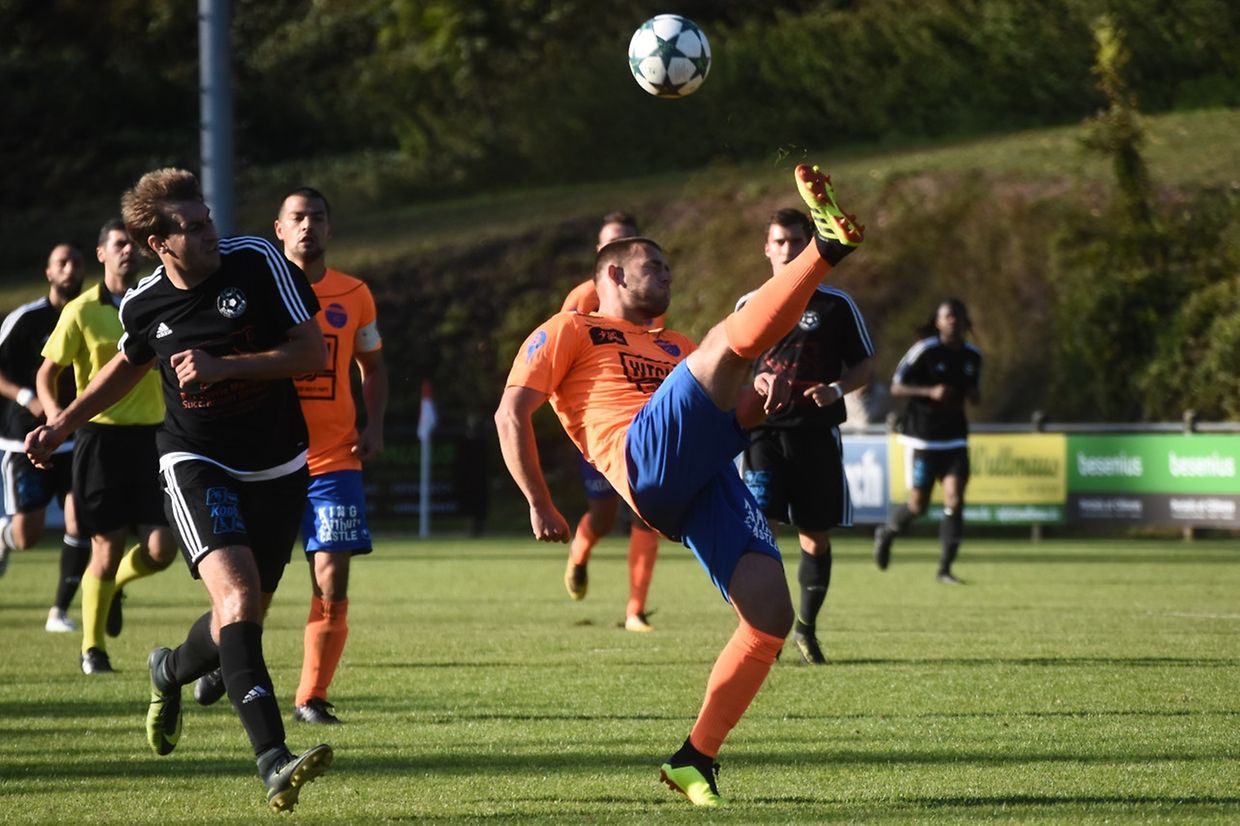 Ben Funk dégage le ballon malgré la présence de David Lorang.