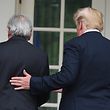 US President Donald Trump and European Commission President Jean-Claude Juncker (L) leave after making a statement in the Rose Garden of the White House in Washington, DC, on July 25, 2018. / AFP PHOTO / SAUL LOEB