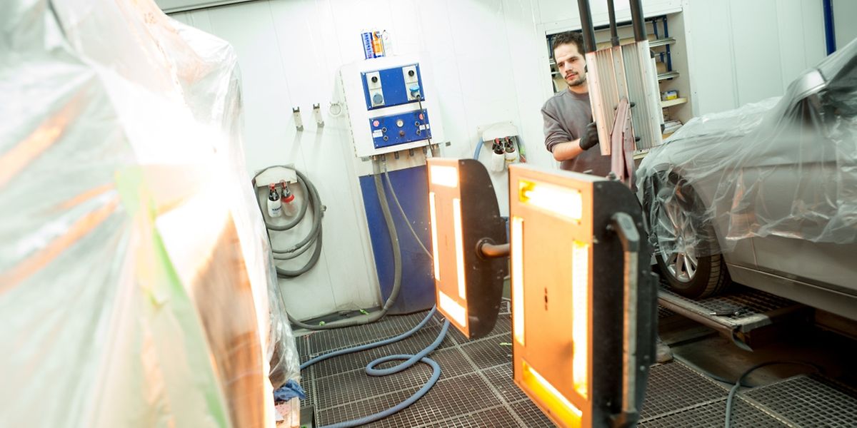 Damit die neue Farbe später gut am Wagen haftet, wird die zu behandelnde Fläche zunächst bearbeitet und erhitzt. 