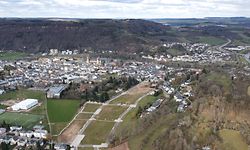In dem neuen Baugebiet sind Straßen und Versorgungsleitungen fertig. Die Bauwilligen können demnächst loslegen. 