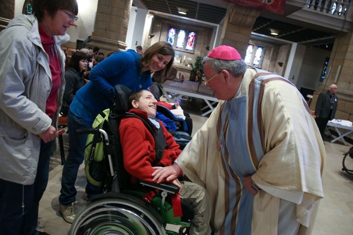 Messe für die Schüler des „Centre de logopédie“, des „Institut pour Déficients Visuels“ und des „Institut pour Infirmes Moteurs Cérébraux“ in Luxemburg, für das „Tricentenaire“, das „Institut St-Joseph Betzdorf“, die „Association des Aveugles du Luxembourg“ und das „Centre Kräizbierg“ Düdelingen.