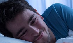 ILLUSTRATION - Zum Themendienst-Bericht von Sophia Reddig vom 25. November 2020: Viele nutzen ihr Smartphone als Wecker. Wer sich das «Snoozen» abgewöhnen will, sollte es aber nicht griffbereit neben das Bett legen. Foto: Christin Klose/dpa-tmn - Honorarfrei nur für Bezieher des dpa-Themendienstes +++ dpa-Themendienst +++