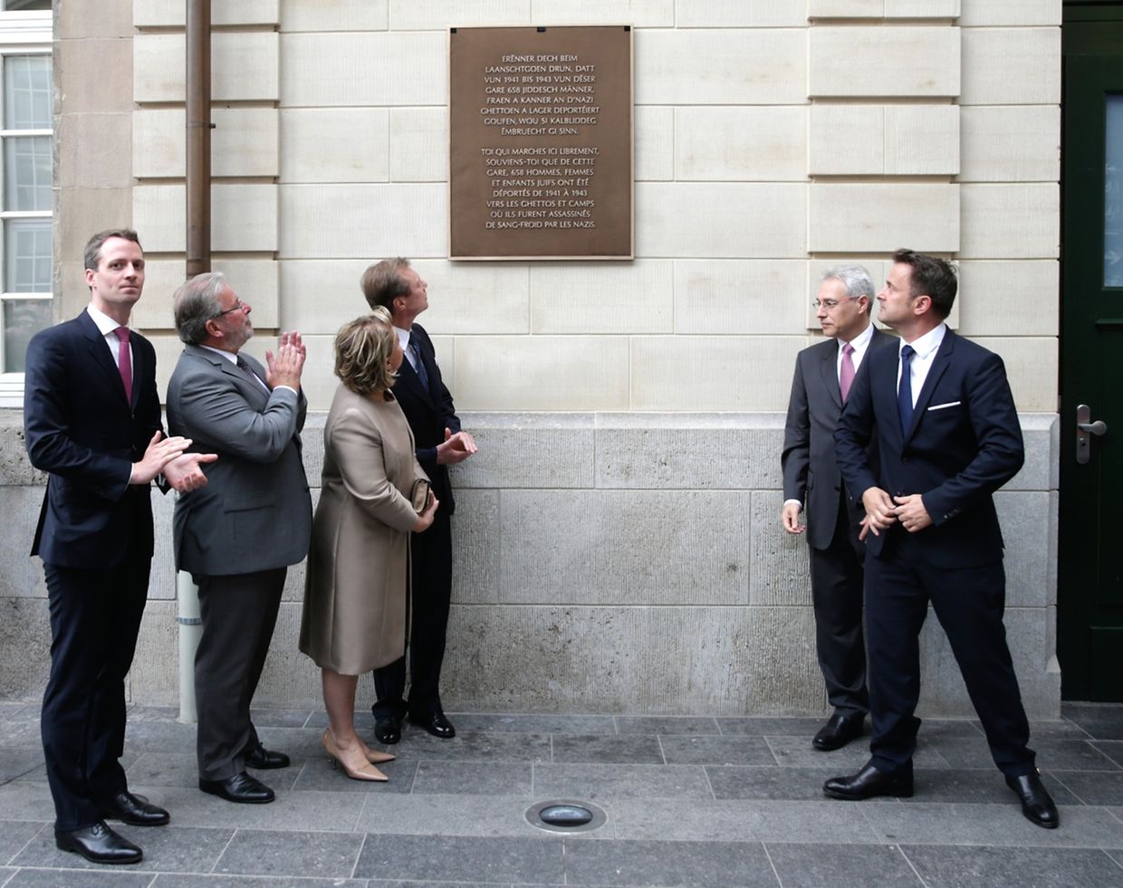 Eine Gedenktafel am Bahnhof erinnert seit Sonntag an die sieben Deportationszüge. 658 Juden wurden zwischen 1941 und 1943 von den Nazis in die Konzentrationslager geschickt. Nur 44 sollten überleben. 