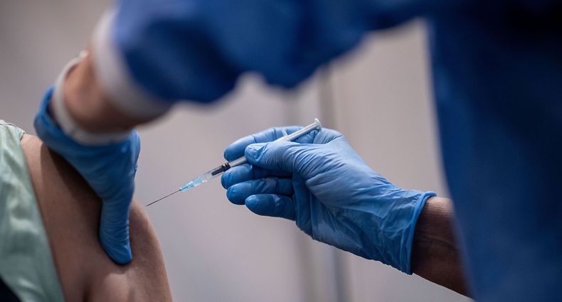 ARCHIV - Zum Themendienst-Interview von Christina Bachmann vom 13. April 2021: Corona-Impfungen sind heiß begehrt - da bleibt bei manchen Menschen auch Neid auf bereits Geimpfte nicht aus. Foto: Fabian Strauch/dpa/dpa-tmn - Honorarfrei nur für Bezieher des dpa-Themendienstes +++ dpa-Themendienst +++