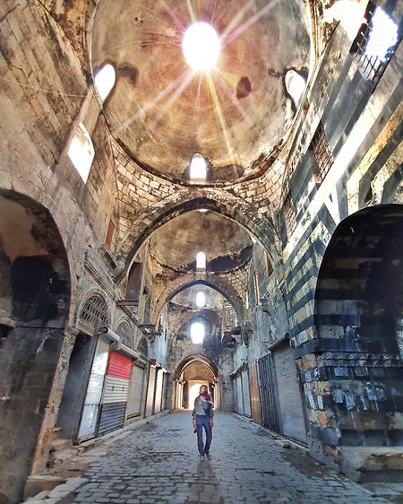Eva zu Beck geht durch den zerstörten Markt in Aleppo, der auf der Roten Liste des gefährdeten Weltkulturerbes steht. 