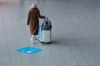 26.11.2021, Hessen, Frankfurt/Main: Ein Passagier läuft mit Gepäck am Flughafen Frankfurt. Nach der Entdeckung einer neuen Virusvariante will die Bundesregierung den Flugverkehr mit Südafrika einschränken. Foto: Boris Roessler/dpa +++ dpa-Bildfunk +++