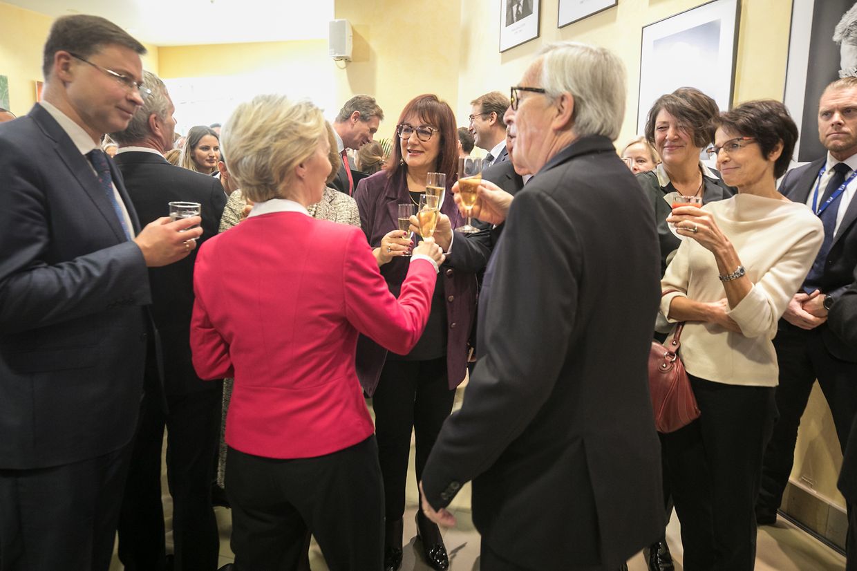 "Fort zu gehen bedeutet ein bisschen zu sterben", erklärte der sichtlich gerührte Luxemburger. "Ich bin überzeugt, dass du die Mitgliedsstaaten zusammen hältst", sagte Juncker in Richtung seiner Nachfolgerin. "Falls du meinen Rat brauchst, wirst du ihn bekommen. Wenn du ihn nicht brauchst, wirst du ihn trotzdem bekommen." Prost! 