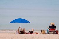 Palma de Mallorca: Menschen sonnen sich am Strand von Arenal. 