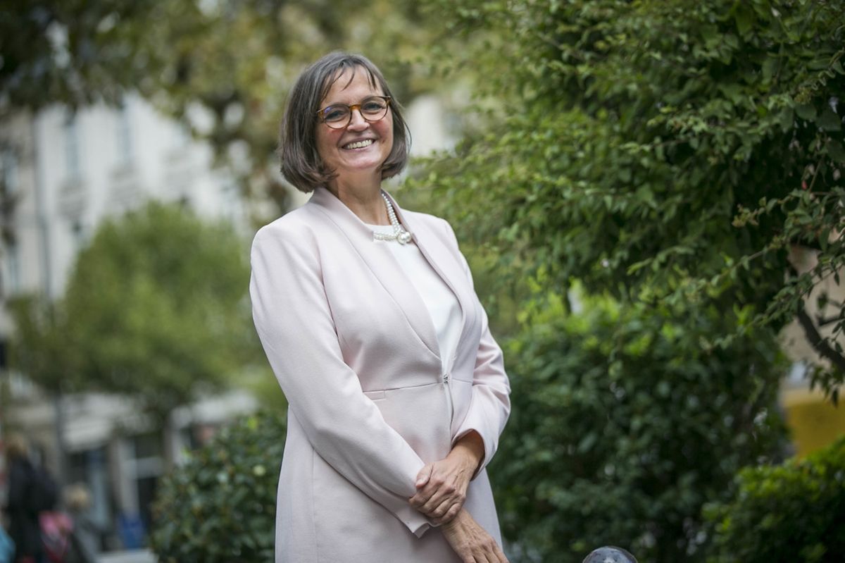 Monique Dejeans vit au Luxembourg depuis 1968 et se trouve très investie dans la vie politique française: conseillère consulaire pour les Français du Luxembourg, première secrétaire de la section du parti socialiste des Français à Luxembourg, membre de l'assemblée des Français de l'étranger.