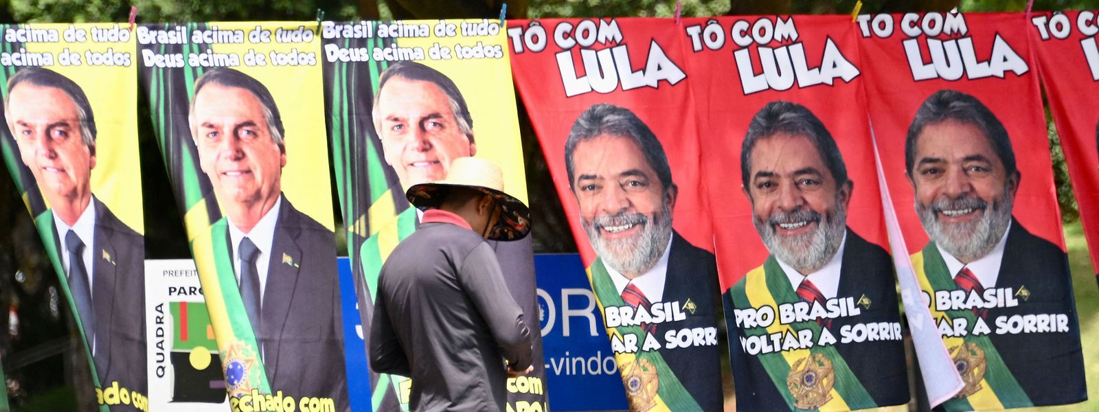 Dans les derniers sondages, l'ancien président Lula, du Parti des travailleurs (PT, gauche), a encore augmenté son avance. Il obtiendrait 50 % des voix au premier tour, contre 36 % pour Bolsonaro. 