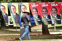 TOPSHOT - Towels with the images of presidential candidates Jair Bolsonaro and Luiz Inacio Lula da Silva are seen for sale at a street in Brasilia, on September 27, 2022. - Brazil entered the final stretch of the presidential campaign, a high voltage electoral duel between archrivals Jair Bolsonaro and Luiz In�cio Lula da Silva that, according to polls, could be defined already in the first round on October 2 in favor of the former president. (Photo by EVARISTO SA / AFP)