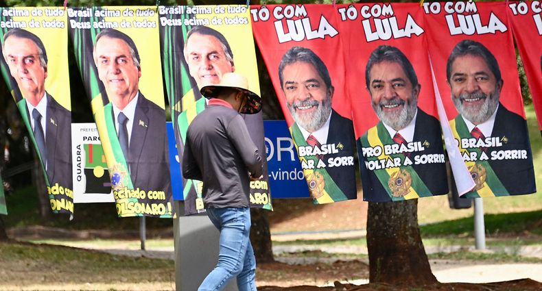 TOPSHOT - Towels with the images of presidential candidates Jair Bolsonaro and Luiz Inacio Lula da Silva are seen for sale at a street in Brasilia, on September 27, 2022. - Brazil entered the final stretch of the presidential campaign, a high voltage electoral duel between archrivals Jair Bolsonaro and Luiz In�cio Lula da Silva that, according to polls, could be defined already in the first round on October 2 in favor of the former president. (Photo by EVARISTO SA / AFP)
