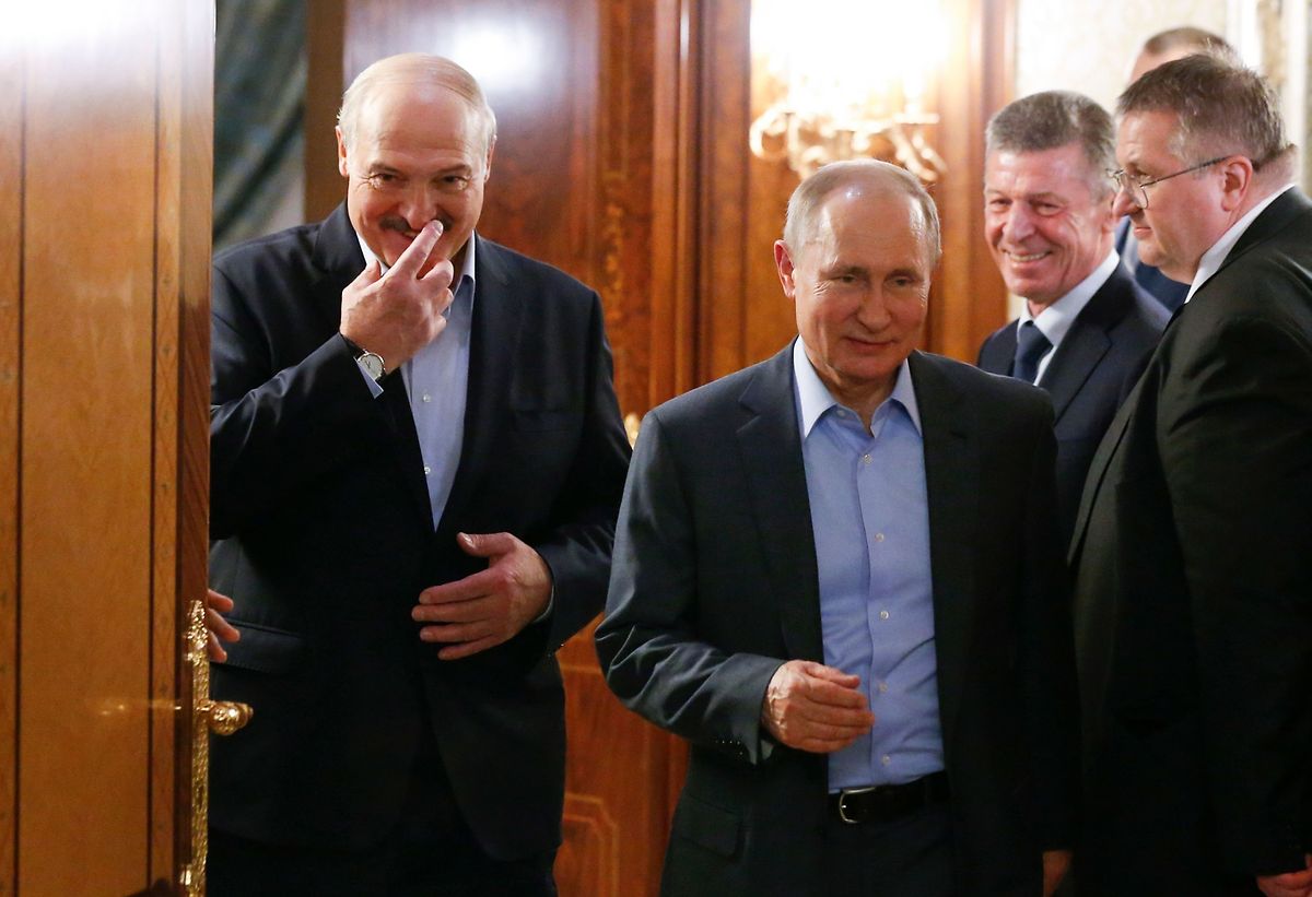 Februar 2020, Sochi: Der russische Präsident  Wladimir Putin empfängt Präsident Alexander Lukaschenko.