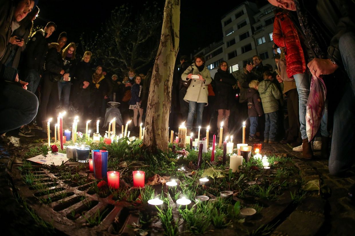Gedenken an die Opfer der Attentate von Paris auf der Place de Paris in Luxemburg (15. November 2015).