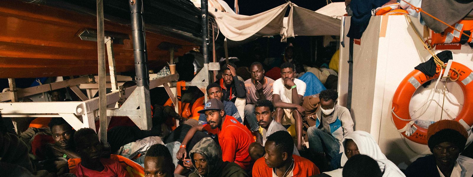 Auf engstem Raum warten die Flüchtlinge tagelang darauf, mit der Lifeline in einen Hafen einlaufen zu dürfen. 