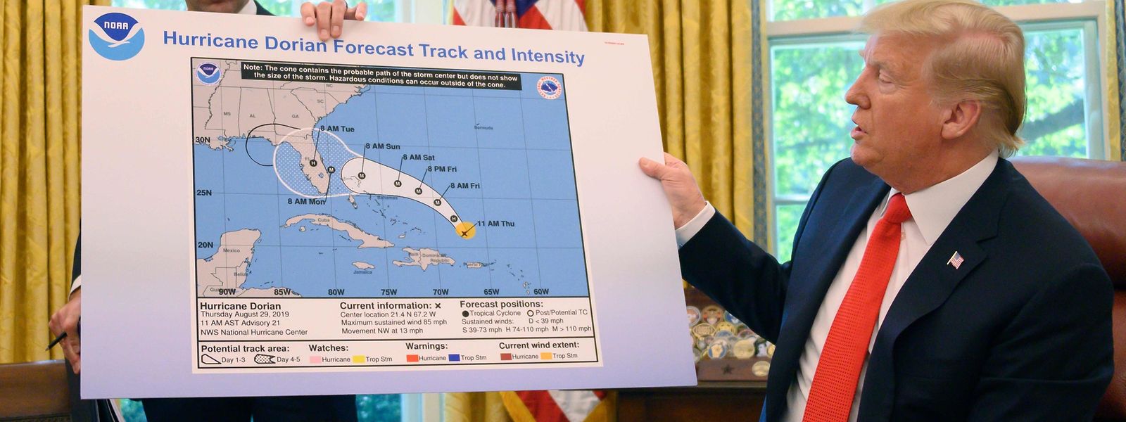 Bei einem Briefing im Oval Office zeigte Trump eine Wetterkarte. Über Alabama wurde die Grafik offenbar nachträglich mit schwarzem Filzstift verändert.