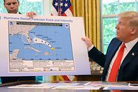 Bei einem Briefing im Oval Office zeigte Trump eine Wetterkarte. Über Alabama wurde die Grafik offenbar nachträglich mit schwarzem Filzstift verändert.