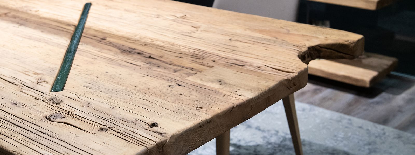 Natürlichkeit ist auch optisch ein Trend und zeigt sich auf der Internationalen Möbelmesse IMM zum Beispiel am Stand von Nature Design anhand von sichtbaren Astlöchern.