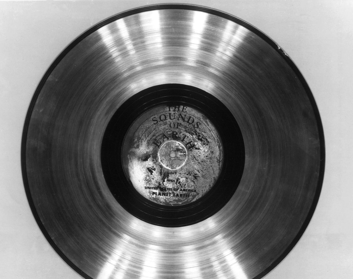 Die aus Kupfer bestehende und vergoldete Schallplatte «Sounds of Earth», die an Bord der Voyager-2 in den Weltraum reiste.