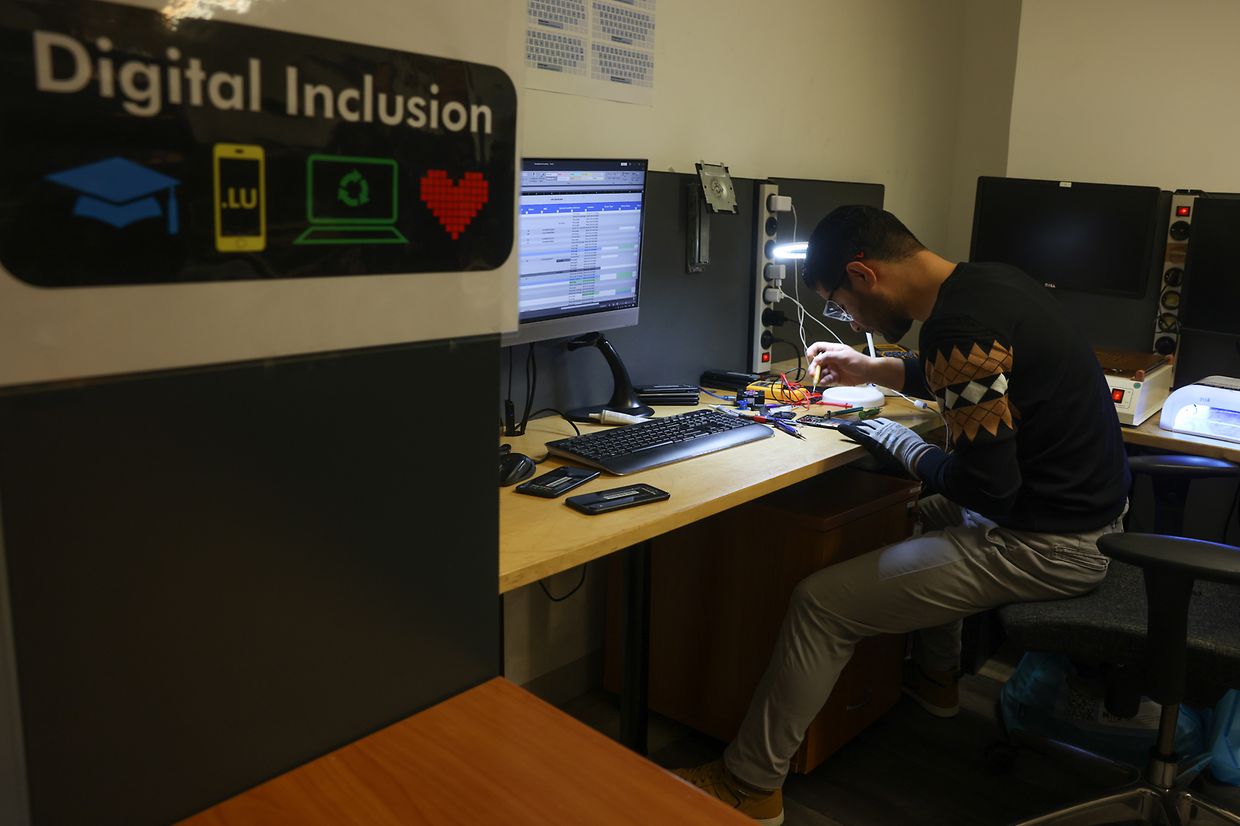 Die Mitarbeiter von Digital Inclusion besitzen das notwendige Know-how, um Smartphones selbst zu reparieren.