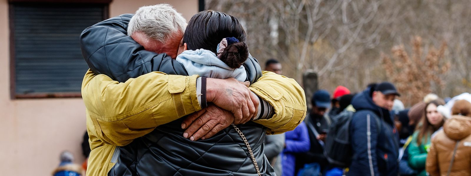 Famílias abraçam-se na fronteira da Ucrânia. 