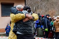 Famílias abraçam-se na fronteira da Ucrânia. 