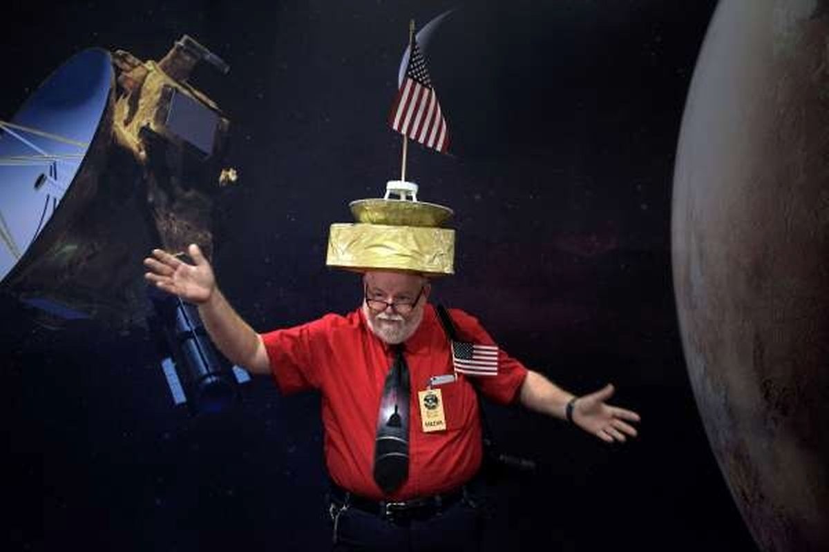 Kein Alien: Wissenschaftler Francis Murphy von der Johns Hopkins University posiert ganz stolz.