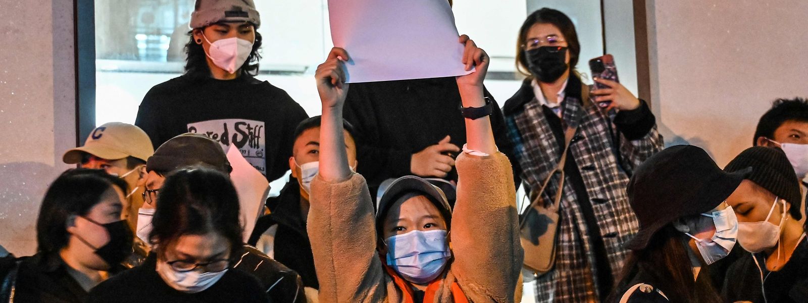 Widerstand ohne Worte: Aus Protest gegen die „Null-Covid“-Strategie der Regierung hielten junge Demonstranten - darunter viele Frauen - in Peking weiße Blätter Papier hoch. Für einige von ihnen endete ihr mutiger Protest im Gefängnis.