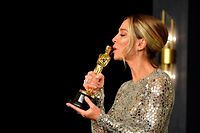 „Coda“-Regisseurin Sian Heder mit ihrer Trophäe. 