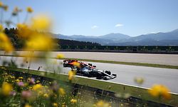 ARCHIV - 28.06.2019, Österreich, Spielberg: Motorsport: Formel-1-Weltmeisterschaft, Grand Prix von Österreich, 1. Freies Training: Charles Leclerc (l) aus Monaco vom Team Scuderia Ferrari und Valtteri Bottas aus Finnland vom Team Mercedes AMG Petronas Motorsport in Aktion. (zu dpa: «Marko: Formel-1-Auftakt mit zwei Rennen in Österreich wird konkreter») Foto: Photo4/Lapresse/Lapresse via ZUMA Press/dpa +++ dpa-Bildfunk +++