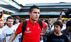 Ronaldo à chegada ao Aeroporto de Lisboa após a eliminação no Mundial 2010 na África do Sul.