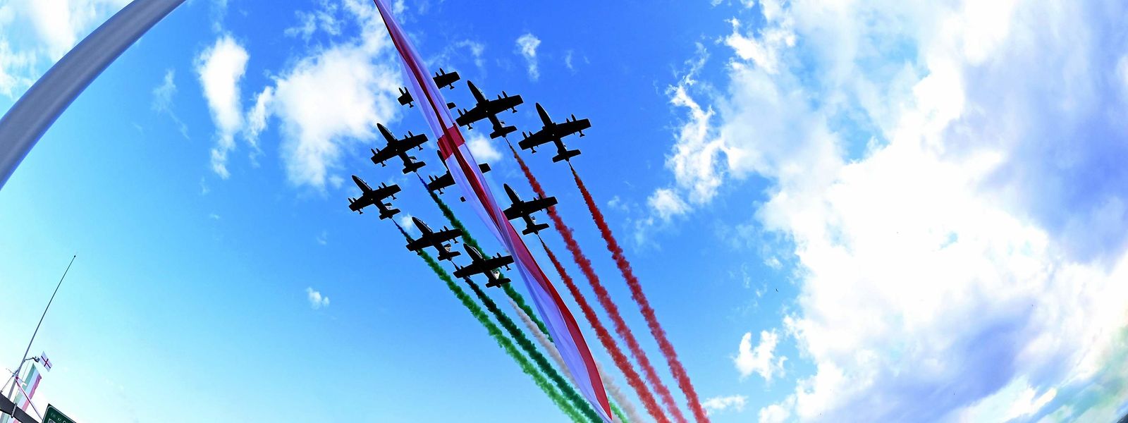 Italienische Kampfjets während einer Einlage zur Eröffnung der neuen San-Giorgio-Brücke in Genua. 