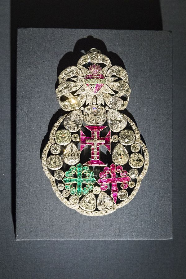 A exposição inclui cerca de 70 peças e documentos da época, a maioria emprestados pela Casa Grã-Ducal. A “joia da coroa” vem do Palácio Nacional da Ajuda, em Lisboa: a Banda das Três Ordens, criada por D. Maria I em 1789, uma insígnia em ouro e prata com esmeraldas e rubis.
