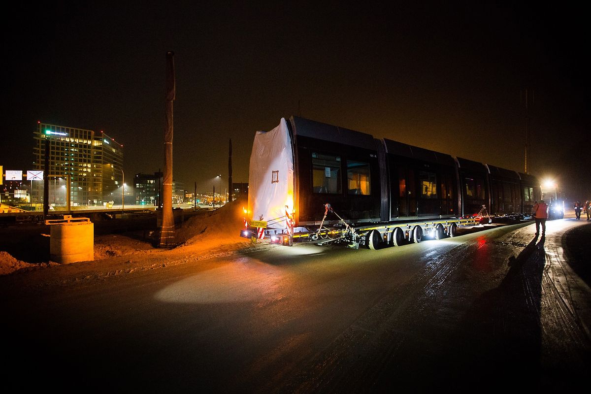 Der zweite Teiltransport, der mit Verspätung eintrifft, ist deutlich länger.